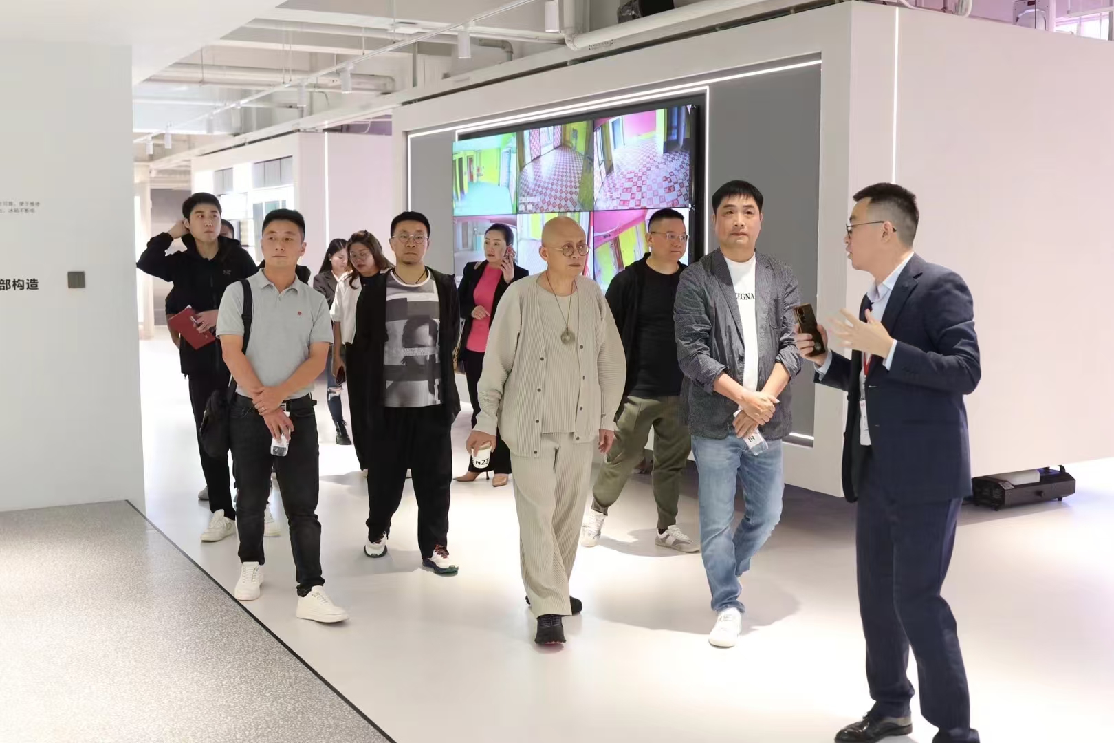 多元交流 共話(huà)增長(zhǎng)丨世友地板總裁倪月忠一行到訪(fǎng)重慶兄弟裝飾參觀(guān)交流